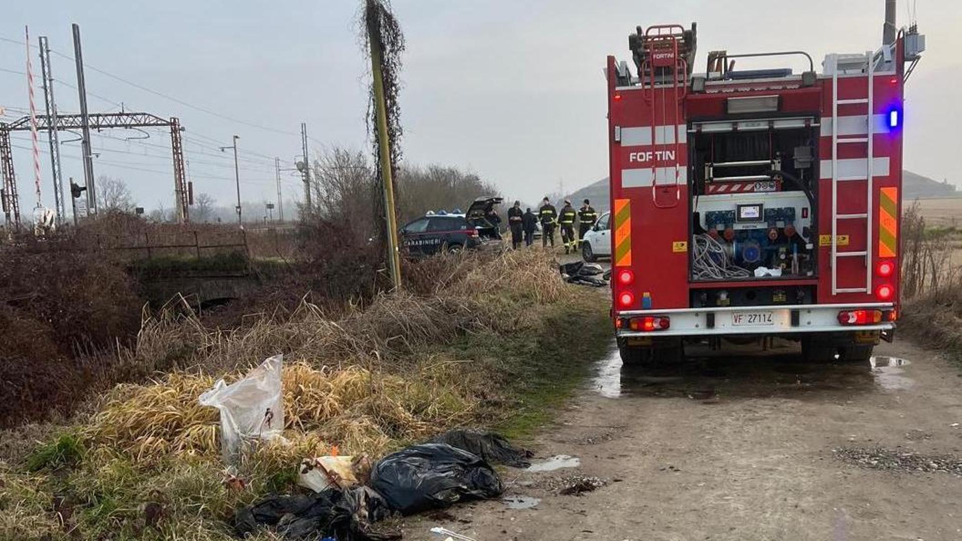 La macabra scoperta: 40 tra cani e gatti defunti abbandonati in un fosso